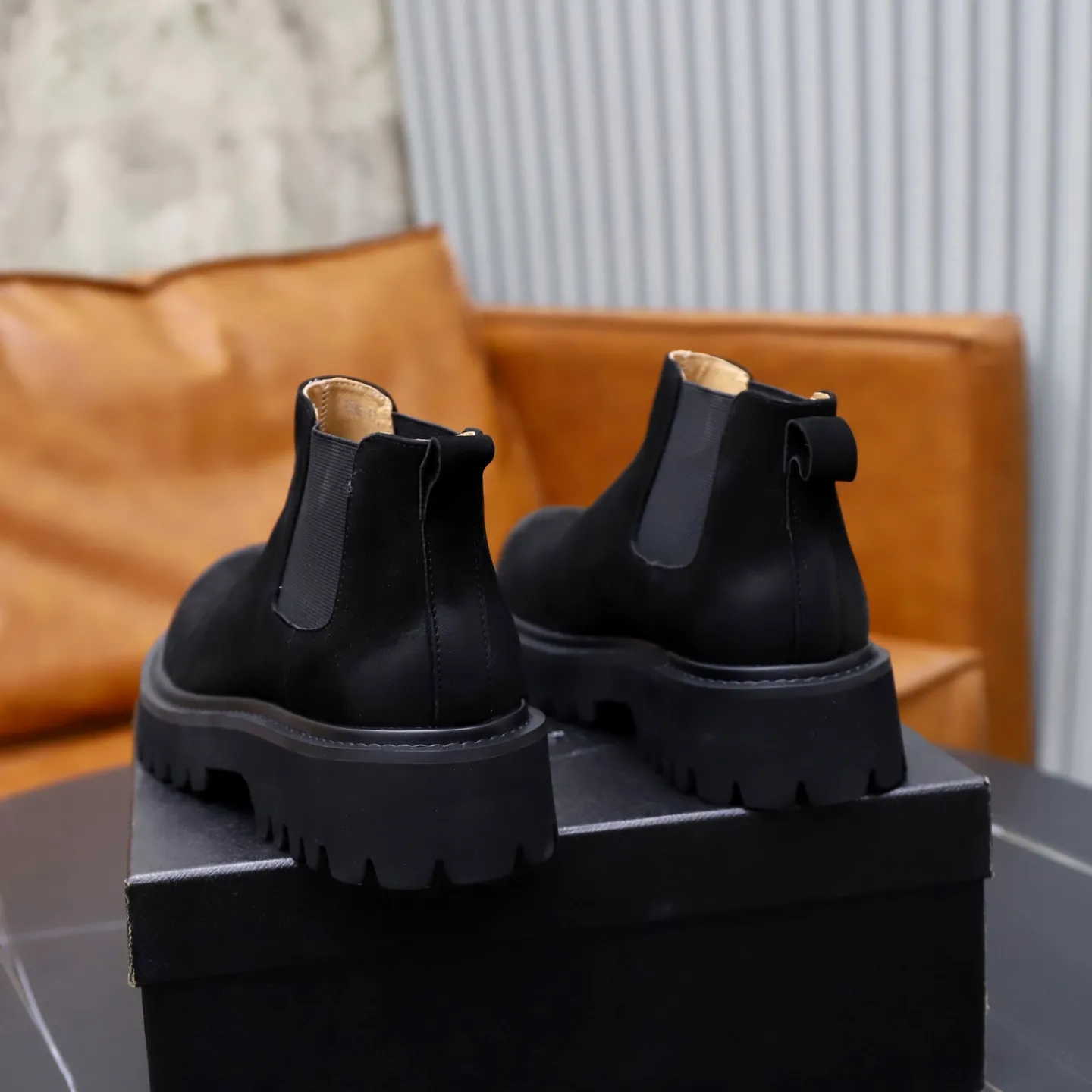 Men's shoes: 580💰🙅‍♂️🙅‍♂️🙅‍♂️ Brand: PRADA Standard code: 38-44 (45 customized) Grade: Same as the official website Material: Original high-grade high-mercerized light Comfortable and breathable pigskin lining Non-slip soft wear-resistant outsole Style category: Men's fashionable casual boots Distinguished luxury brand elements Top luxury Color: actual picture color